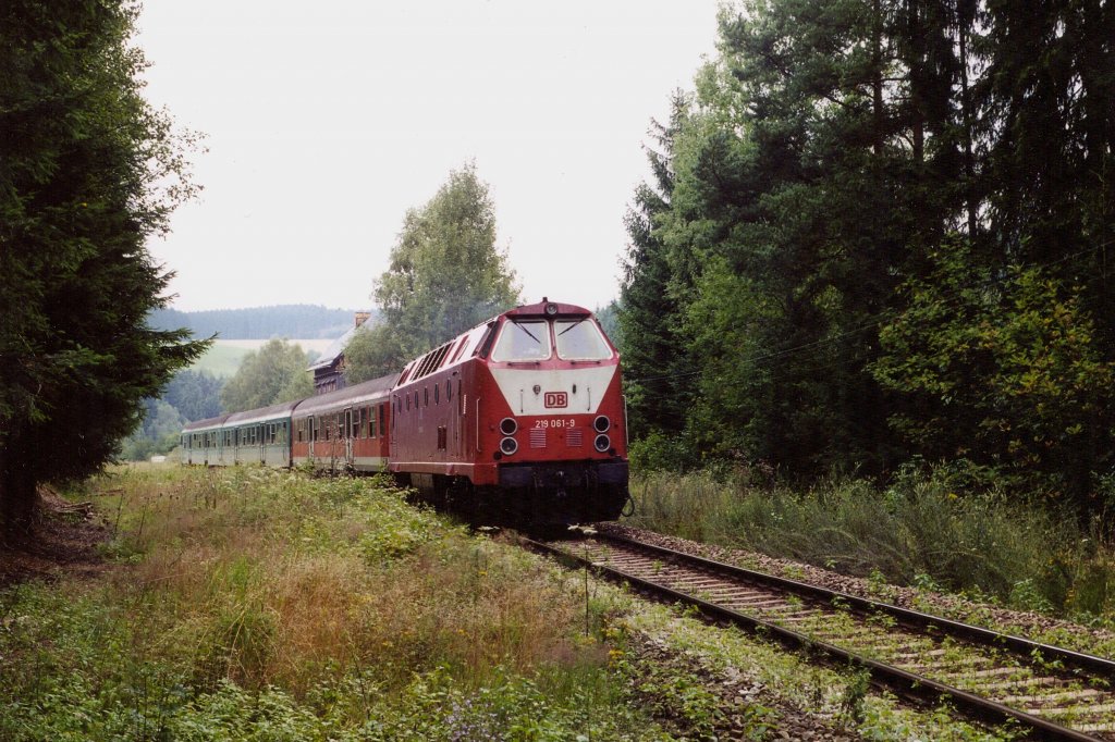 219 061-9 mit RB 16925 Rudolstadt-Blankenstein am 15.08.2000 beim ehemaligen Bahnhof Lobenstein Sd.
gescantes Foto