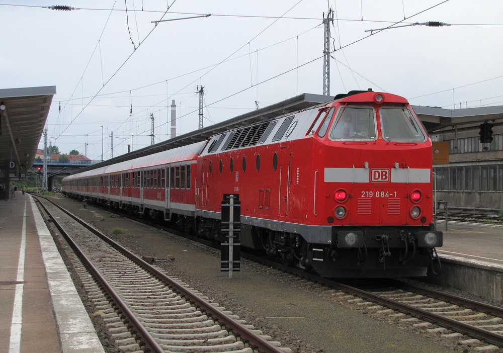 219 084-1 mit einem ILA-Shuttle steht hier in Berlin Lichtenberg. 12.06.2010