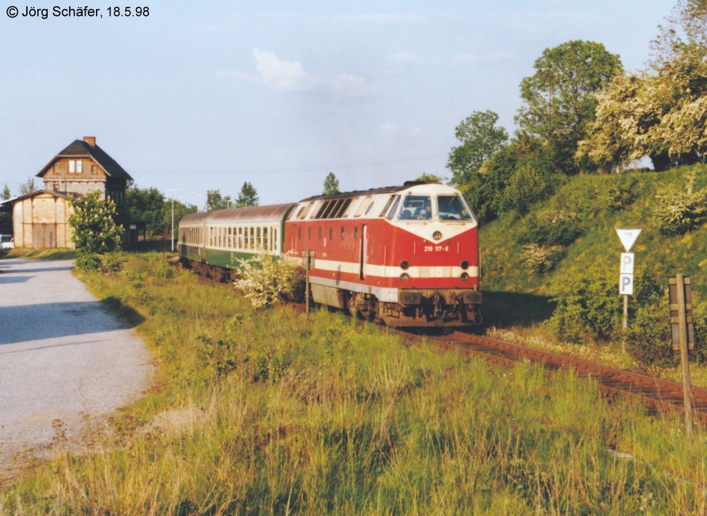 219 117 verlsst am 18.5.98 mit ihrer RB nach Lobenstein den Bahnhof Mobach.


