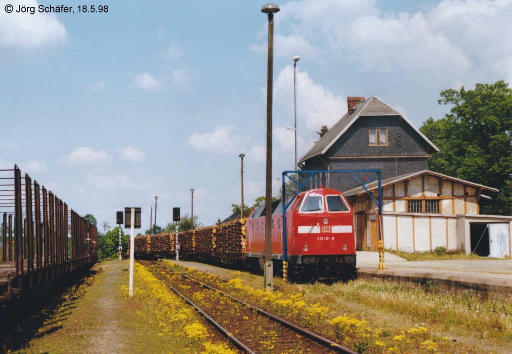 219 151 rangierte am 18.5.98 mit einem Gterzug vor dem Empfangsgebude von Ebersdorf-Friesau. 