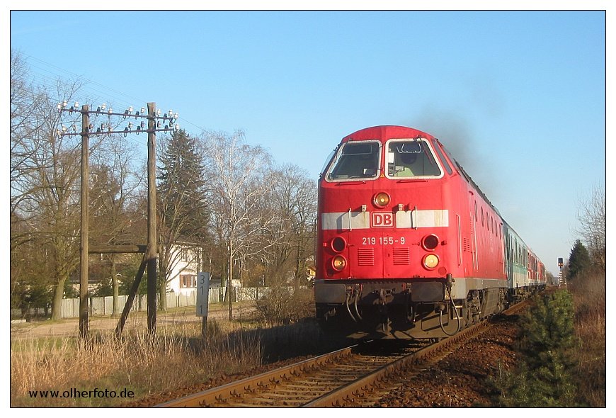 219-155 vor einer Regionalbahn nach Berlin-Lichtenberg, aufgenommen am 15.02.2002 in Herrensee (Ostbahn)