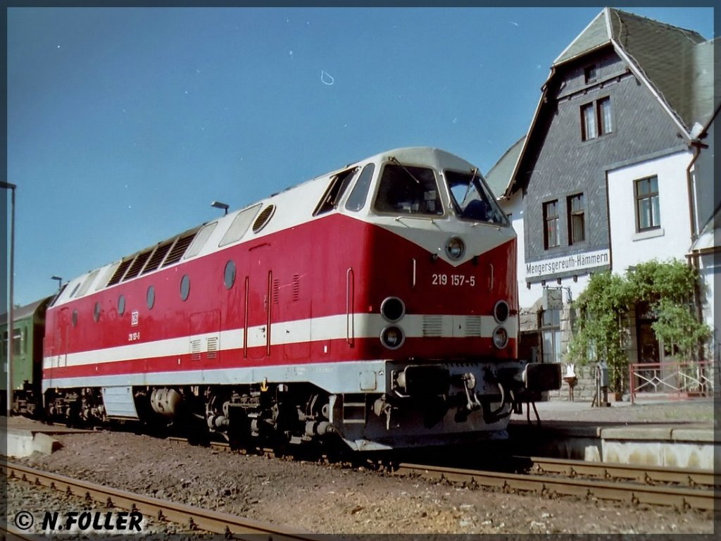 219 157 am 6.August 1994 mit einem Personenzug im Bahnhof Mengersgereuth-Hmmern