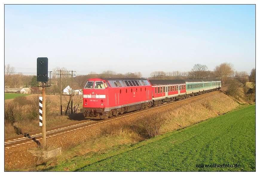 219-192 vor einer Regionalbahn nach Berlin-Lichtenberg, aufgenommen am 15.02.2002 bei Obersdorf (Ostbahn)