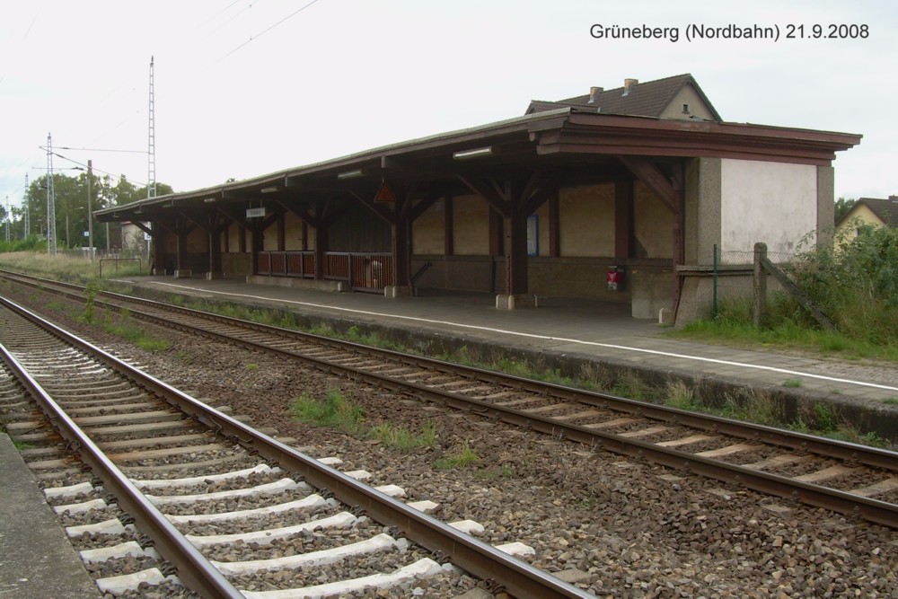 21.9.2008 Grneberg (Nordbahn) Bahnsteig und berdachung des Haltepunkts (Blockstelle)
