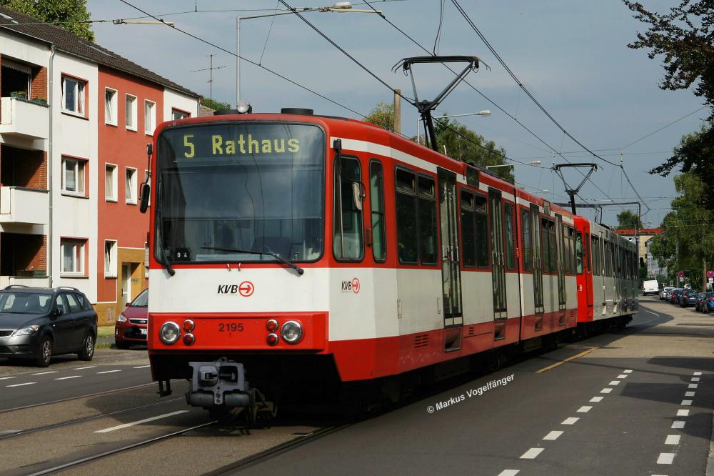 2195 auf der Margaretastrae am 09.08.2013.

