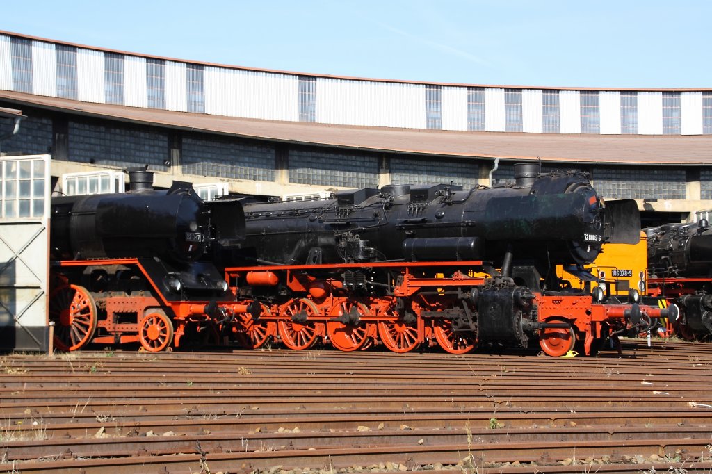 22 047 und 52 8089-6 vor dem groen Rundschuppen am 16.09.2012 im Bw Falkenberg Oberer Bahnhof. Das Gelnde dient nur zur Aufbewahrung von Fahrzeugen und ist nur an wenigen Tagen im Jahr zugnglich. 

