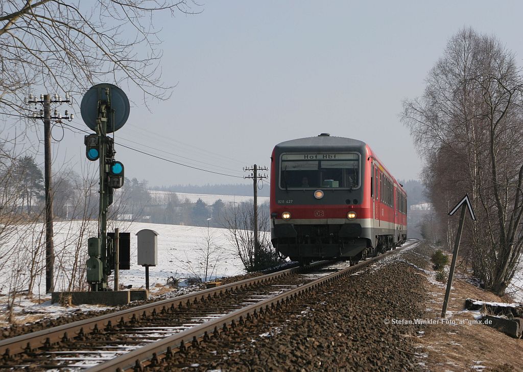 22. Februar 2011, mal wieder Sonne in Oberfranken. Ein hofer 628er kommt aus Selb Stadt und passiert das Vorsignal von Rehau. Es ist der letzte Einsatzwinter dieser Züger hier, am 11. Juni ist der letzte Tag...