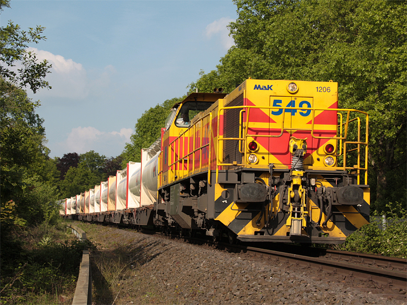 22. Mai 2010 
EH 549 auf der Angertalbahn Wlfrath - Ratingen mal mit anderen Waggons. Kalk in Containern fr den kombinieren Verkehr.