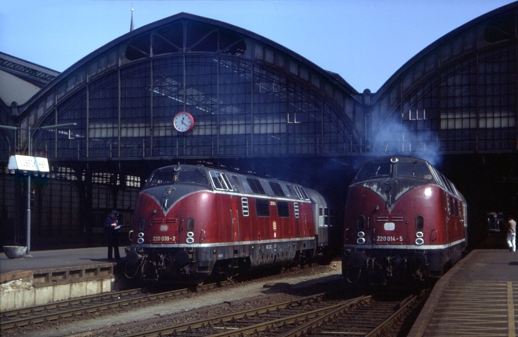 220 039 und 220 014 warten auf den nchsten Einsatz im Lbecker Hbf., 26.04.1984.