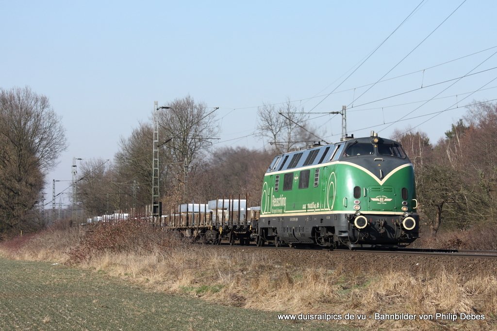 220 053-3 (Brohltal Eisenbahn GmbH) fährt am 10. März 2010 um 15:09 Uhr mit einem Güterzug durch Ratingen