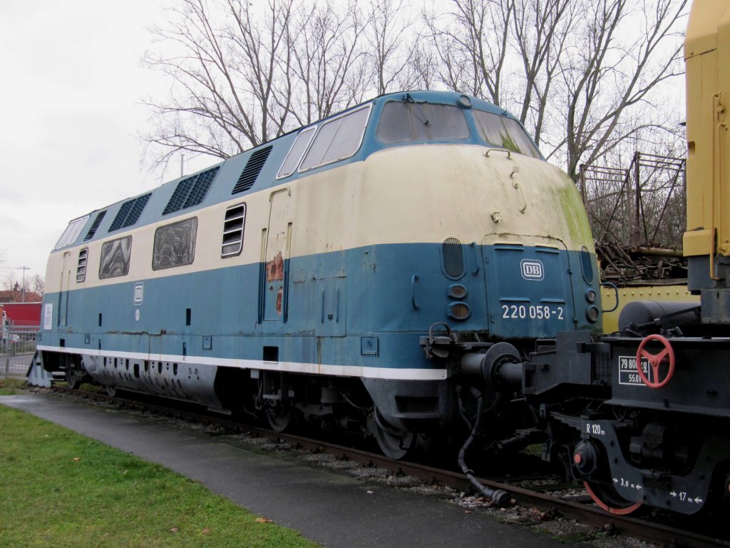 220 058-2 in den Auenanlagen des Technk-Museum Speyer (Aufnahme am 07.12.2009)