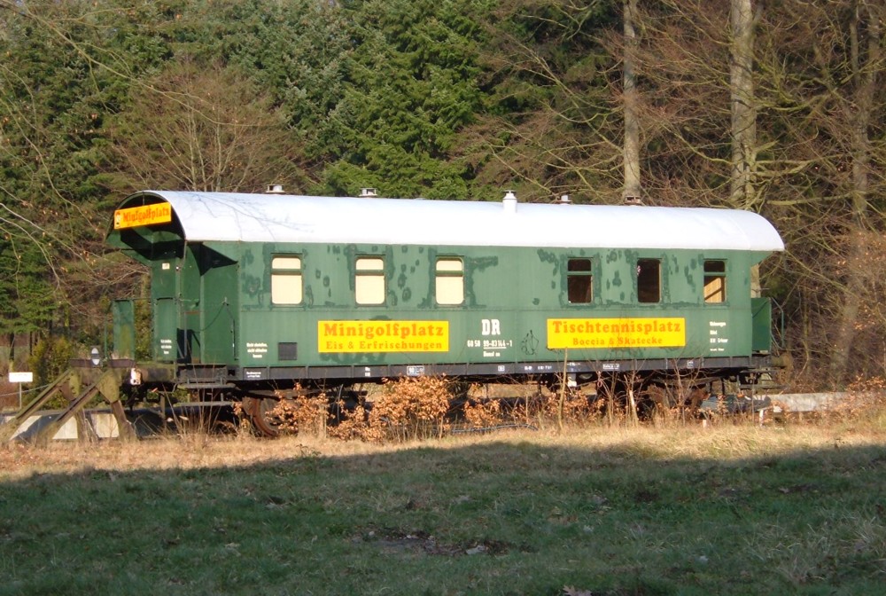 2/2005 Bernau, Brandenburgklinik. Alter Reichsbahnwagen mit der Aufschrift 60 50 99-03166-1. Von einem Gleisanschlu der Waldsiedlung fr die Partei- und Staatsfhrung ist nichts bekannt.