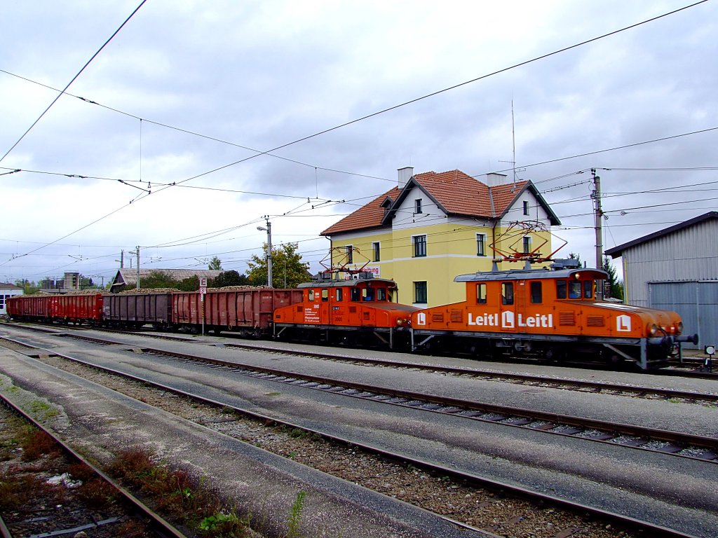 22005(Leitl) und 22001(Kultur2005) erreichen von Alkoven kommend mit dem 48Ax R�benzug den Bhf. Eferding;111011