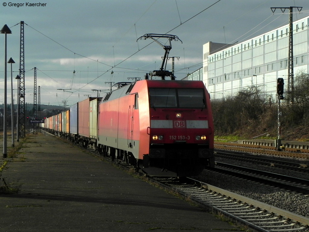 22.01.2011: 152 153-3 passiert mit einem KLV Richtung Sden den Bahnhof Bretten.