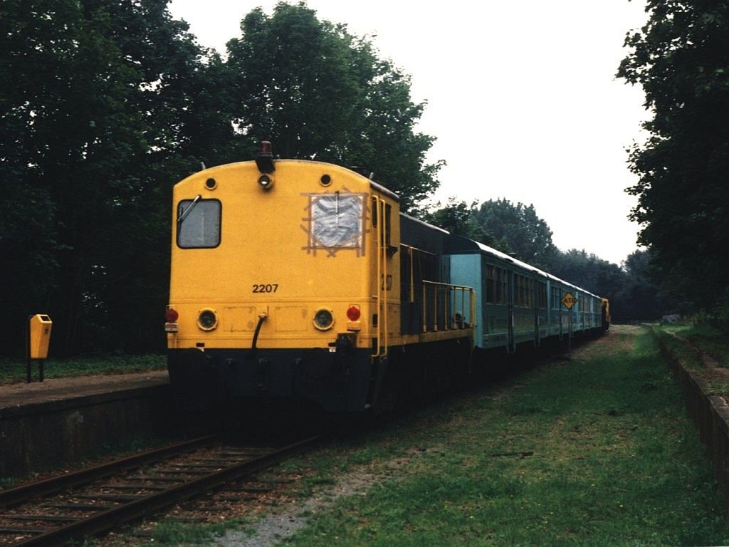 2202 und 2207 mit Regionalzug Kennemerstrand Expres IJmuiden-Amsterdam der Privatbahn  Lovers  auf Bahnhof Driehuis-Westerveld am 16-8-1996. Bild und scan: Date Jan de Vries.