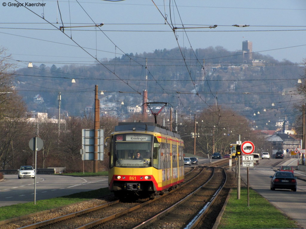 22.02.2011: Der Wagen 861 ist soeben in die Durlacher Allee eingebogen und macht sich nun auf den Weg in die Kaiserstrae. Aufgenommen an der Station Untermhlstrae, die der Zug nonstop passiert. Im Hintergrund ist der Durlacher Turmberg zu erkennen.