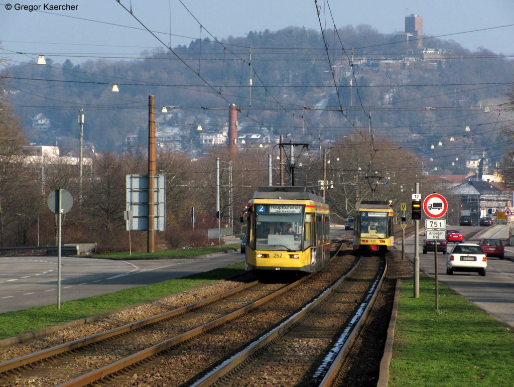 22.02.2011: Zugbegegnung der Tram 2 vor der Kulisse des Durlacher Turmbergs. Aufgenommen an der Station Untermhlstrae.