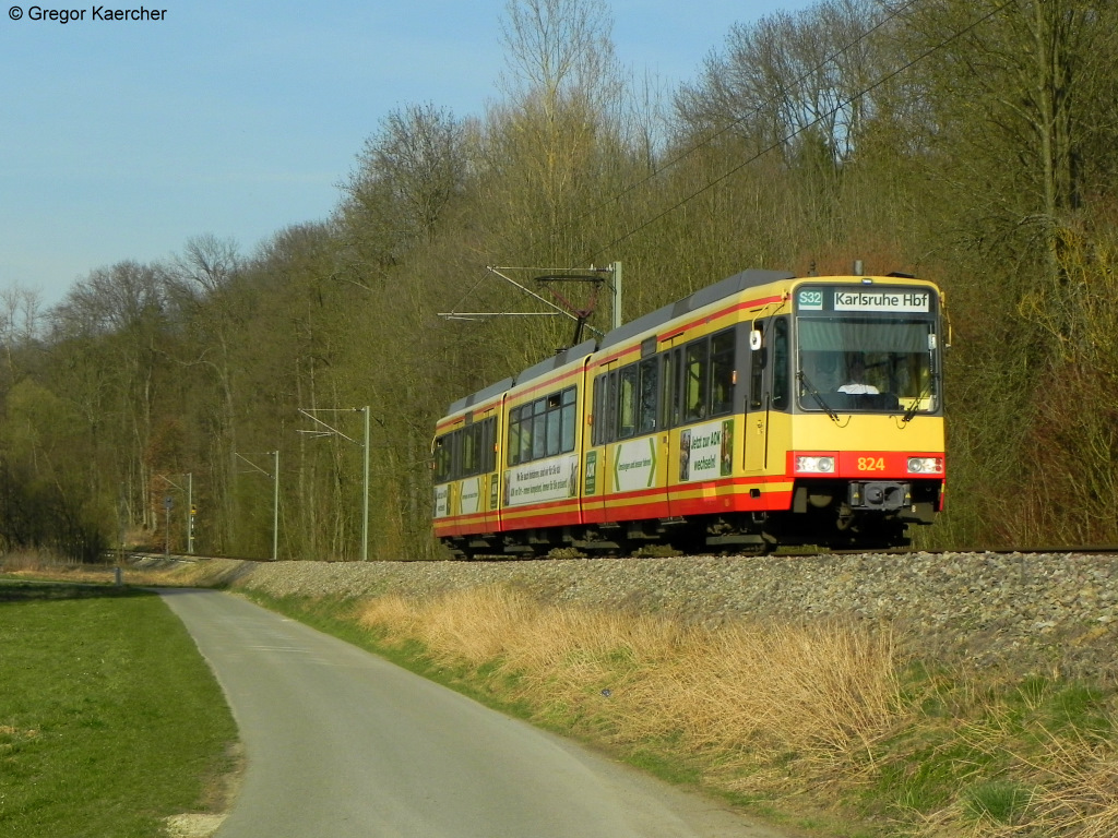22.03.2011: Wagen 824 mit Werbung der AOK als S32 nach Karlsruhe Hbf. Aufgenommen zwischen Gochsheim und Bahnbrcken.
