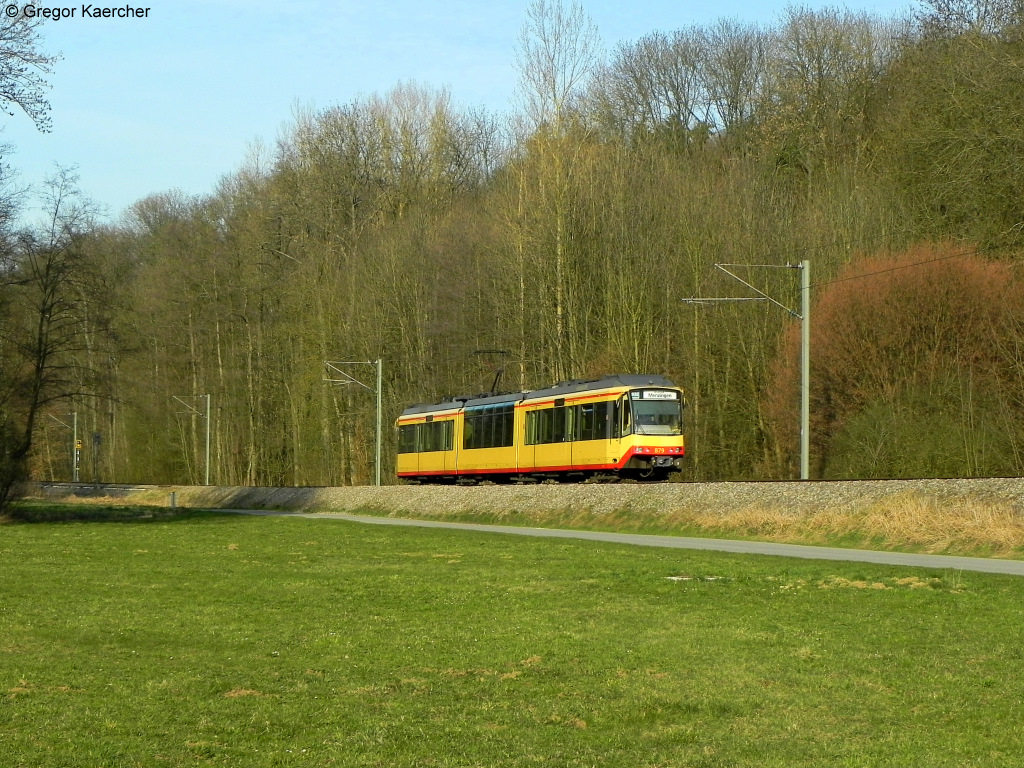 22.03.2011: Wagen 879 hat den Bahnhof Gochsheim hinter sich gelassen und nimmt nun die letzten Kilometer bis Menzingen in Angriff. Sein nchster Halt ist Bahnbrcken.
