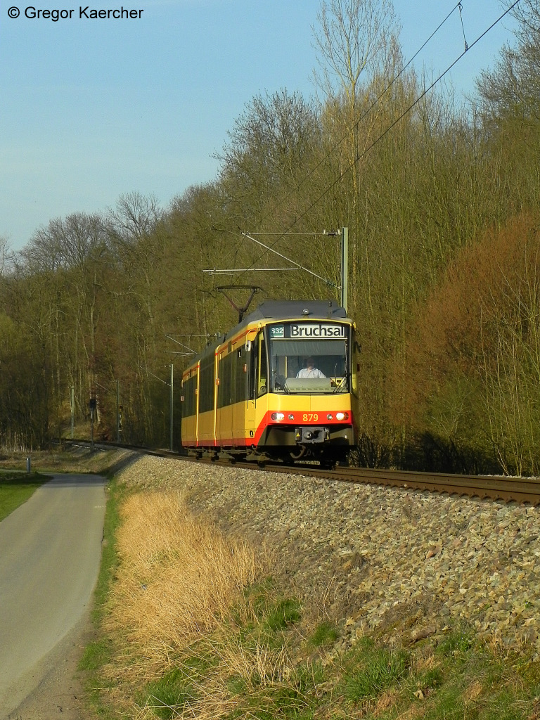 22.03.2011: Wagen 879 unterwegs als S32 von Menzingen nach Karlsruhe Hbf. Augenommen zwischen Bahnbrcken und Gochsheim. Die Zugzielanzeige ist hier nicht korrekt. Der Zug endet nicht in Bruchsal. Dieser Triebwagen wird in Ubstadt Ort mit dem aus Odenheim kommenden Triebzug vereinigt und fhrt dann weiter bis Karlsruhe Hbf.