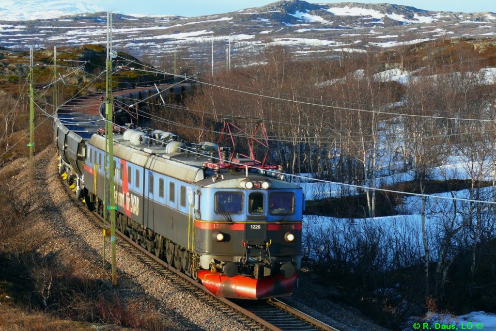 22.05.2009, 20.55 Uhr, bei Vassijaure: Am ersten frhlingswarmen Abend des Sptwinters fhrt MTAB Dm3 1226+1242+1225 mit Erzzug nach Narvik zwischen Vassijaure und Katterjkk durch die arktische Landschaft.