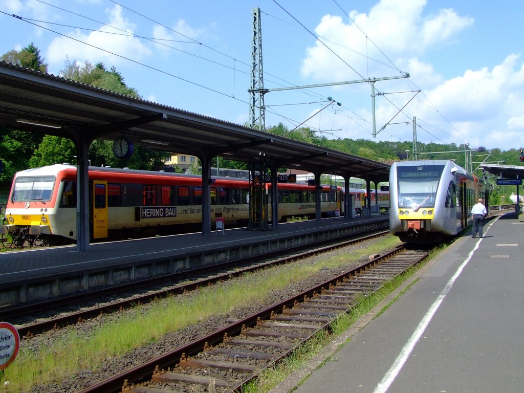 22.05.2009 in den Betzdorf/Sieg sind links auf Gleis 113 ein Diesel-Triebzug VT 628.4 / 928.4 der Daadetalbahn aus Daaden und rechts auf Gleis 102 ein Stadler GTW 2/6 der Hellertalbahn aus Dillenburg eingefahren.
