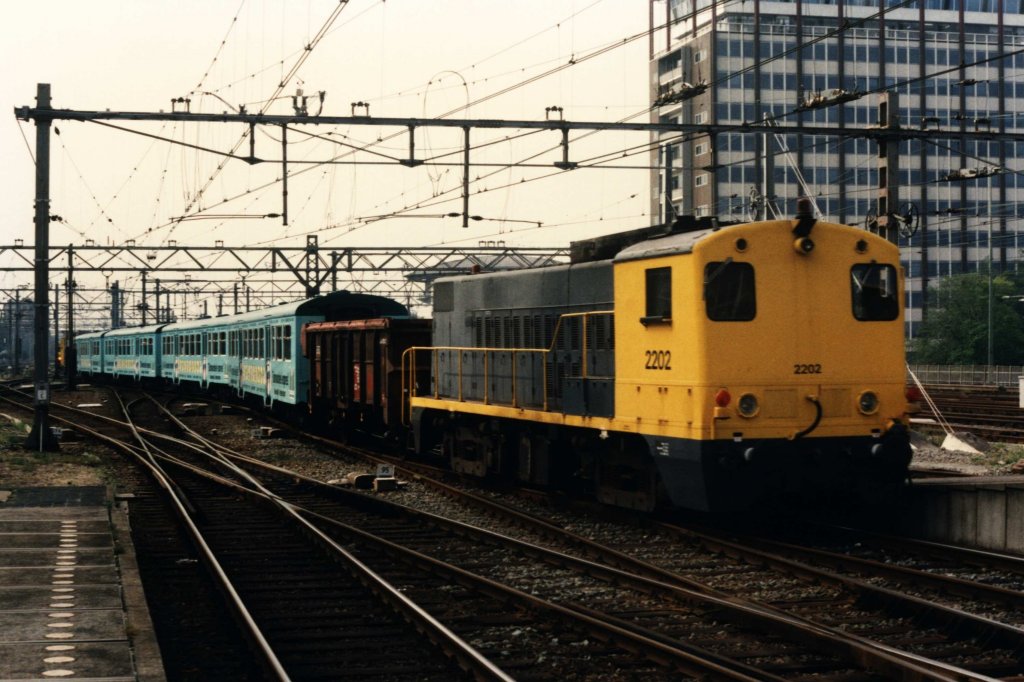 2207 und 2202 mit Kennemerstrand Expres Amsterdam-IJmuiden auf Bahnhof Amsterdam CS am 16-8-1996. Bild und scan: Date Jan de Vries.