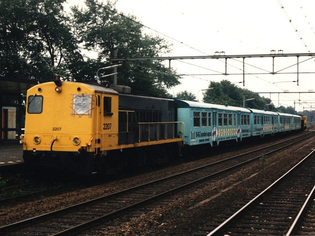 2207 und 2202 mit Regionalzug Kennemerstrand Expres Amsterdam-IJmuiden der Privatbahn  Lovers  auf Bahnhof Santpoort-Noord am 16-8-1996. Bild und scan: Date Jan de Vries. 