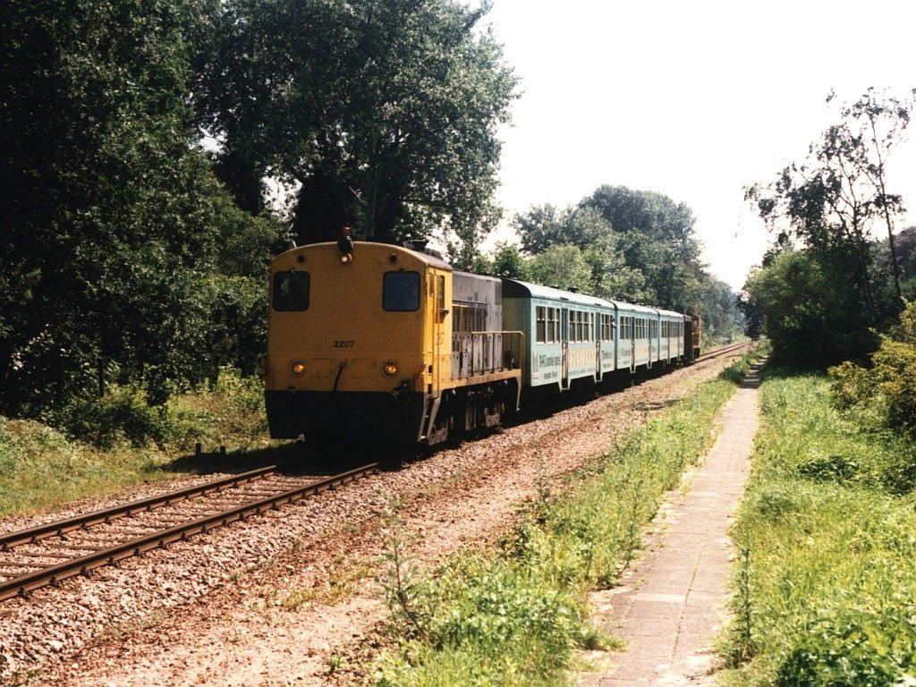 2207 und 2211 mit Kennemerstrandexpress Amsterdam CS-IJmuiden bei Velsen Zeeweg am 7-7-1997. Bild und scan: Date Jan de Vries.