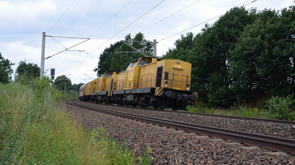 22.07.2011 Zwei Loks der BR 293 mit Gleisbauzug.