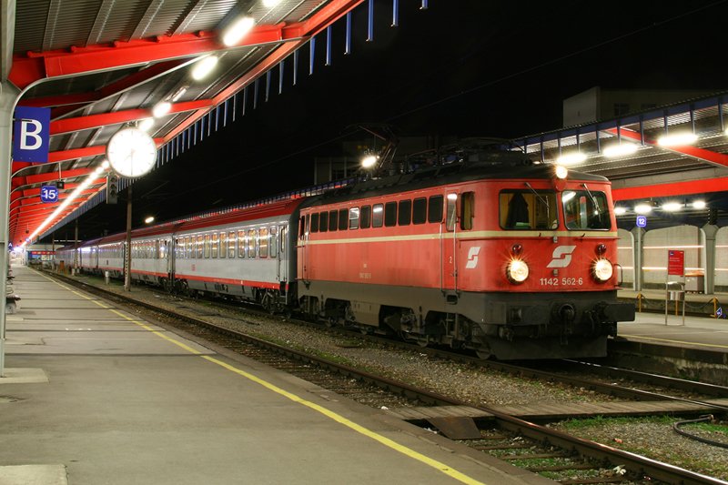 2.2.08 Als es den S�dbahnhof noch gab... Lang ist es her, zur Erinnerung ein Bild von der 1142 562, welche an die Stauden Verkehrsgesellschaft verkauft wurde und von nun an im blauen SVG Design ihre Kilometer macht, am OEC 655  Grazer Oper  von Wien S�dbahnhof nach Graz.