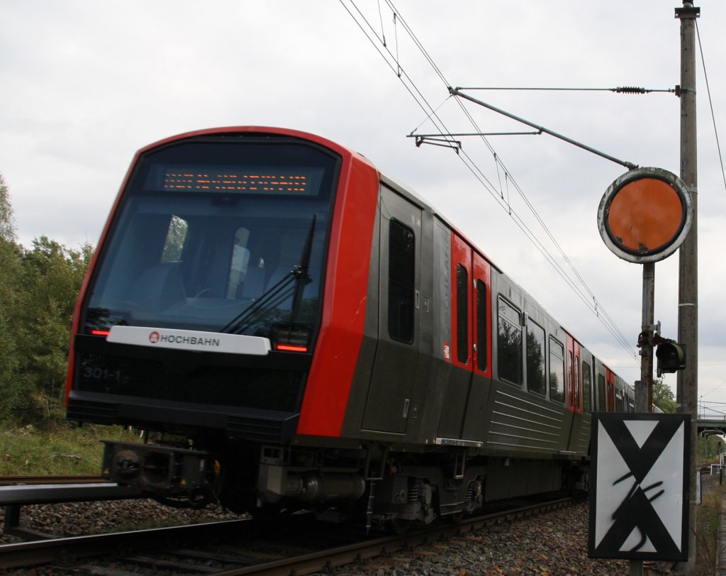 22.09.2011 DT 5 (301 - 3) der Hamburger U-Bahn auf einer Testfahrt auf der Kremmener Bahn. Schnes Detail: Das nur Warnstellung zeigen knnende Formvorsignal.