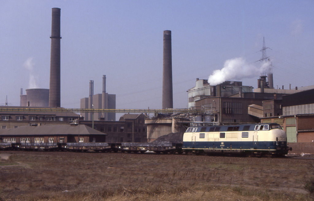221 102 im Montanverkehr in Duisburg Angerhausen, 25.04.1987.