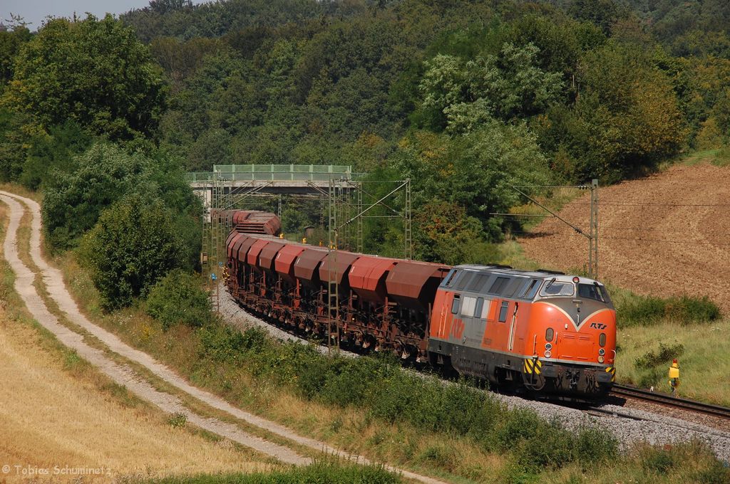 221 105 mit Schotterzug im Baugleis am 26.08.2011 bei Edlhausen