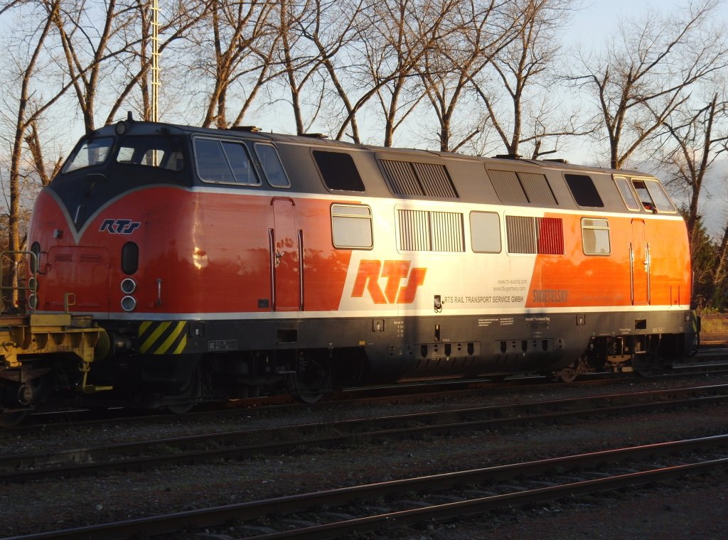 221 105 der RTS am 05.11.2010 im Bahnhof Aulendorf. Bild wurde vom sdlichen Ende des zwischen Gleis 2 und 3 liegenden Bahnsteigs gemacht. Fotostandpunkt selbstverstndlich vor dem runden Schild mit dem Mnnchen mit den ausgestreckten Armen.