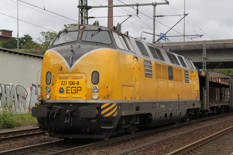 221 106-8 mit Asr Altmann Autowagen von Cuxhaven nach Bremen bei der Durchfahrt im Bahnhof Hamburg-Harburg(23.07.2011)