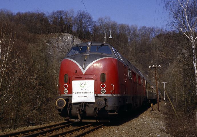 221 107 mit N6460 am Binoler Tunnel anlsslich  75 Jahre Hnnetalbahn  am 01.04.1987
