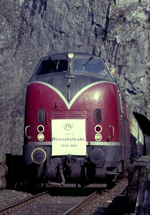 221 1074 am 01.04.1987 mit N6459 als Sonderbespannung anlsslich  75 Jahre Hnnetalbahn  am Uhu-Tunnel.