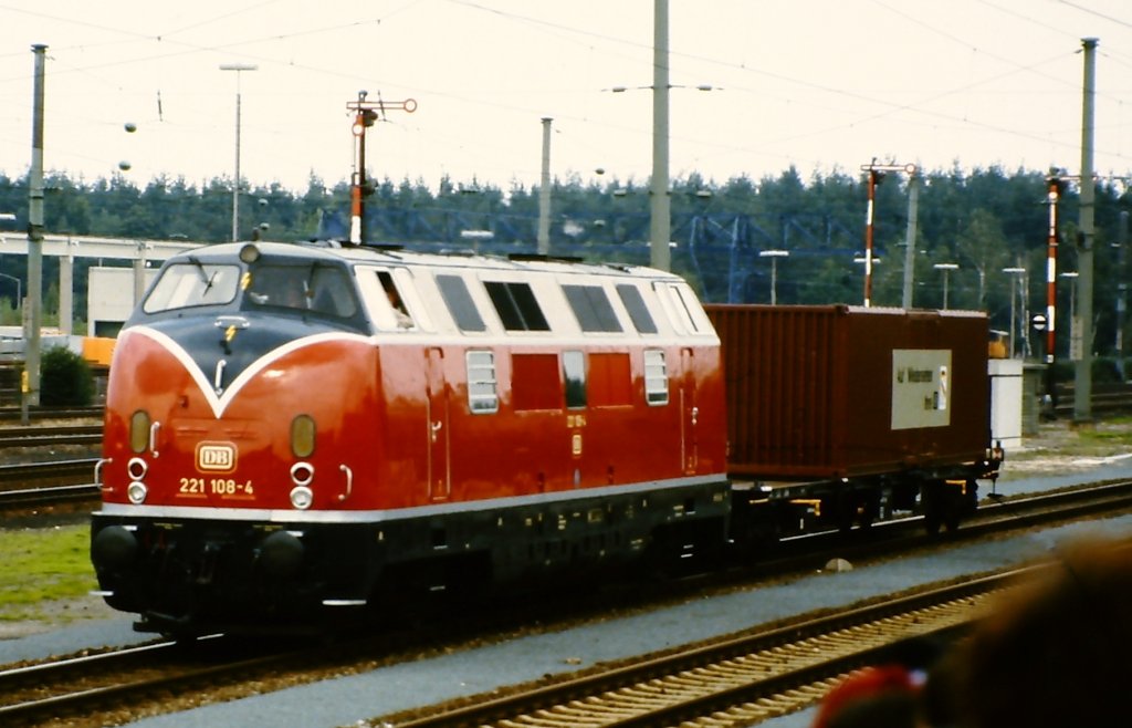 221 108-4 auf der Fahrzeugparade  Vom Adler bis in die Gegenwart , die im September 1985 an mehreren Wochenenden in Nrnberg-Langwasser zum 150jhrigen Jubilum der Eisenbahn in Deutschland stattgefunden hat.