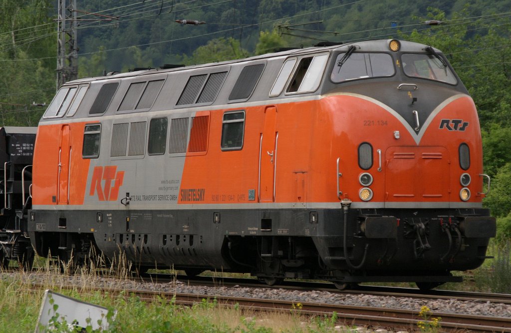 221 134 der RTS am 24.6.11 in Bullay