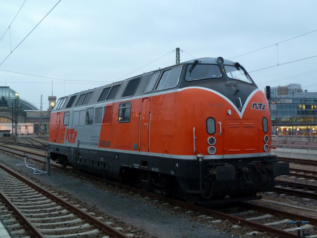 221 134 der RTS Austria steht schon seit einer Woche abgestellt am Dresdner HBF.
02.03.12