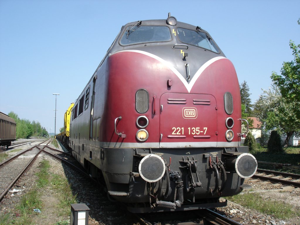 221 135-7 am 28.4.2007 im Bahnhof Vhringen/Iller