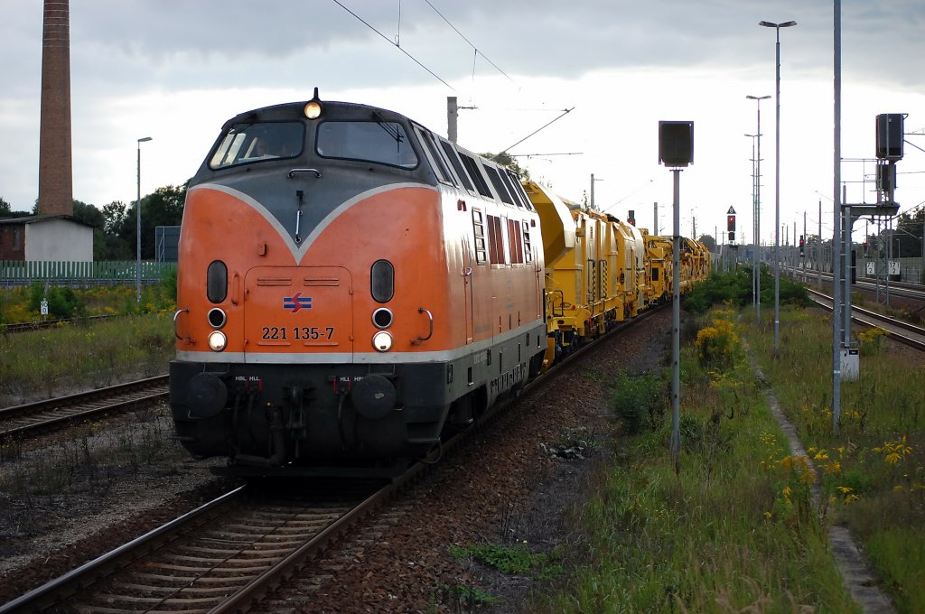 221 135-7 der Bocholter Eisenbahn Gesellschaft mbH mit einem Bauzug in Rathenow in Richtung Wustermark. 17.09.2010