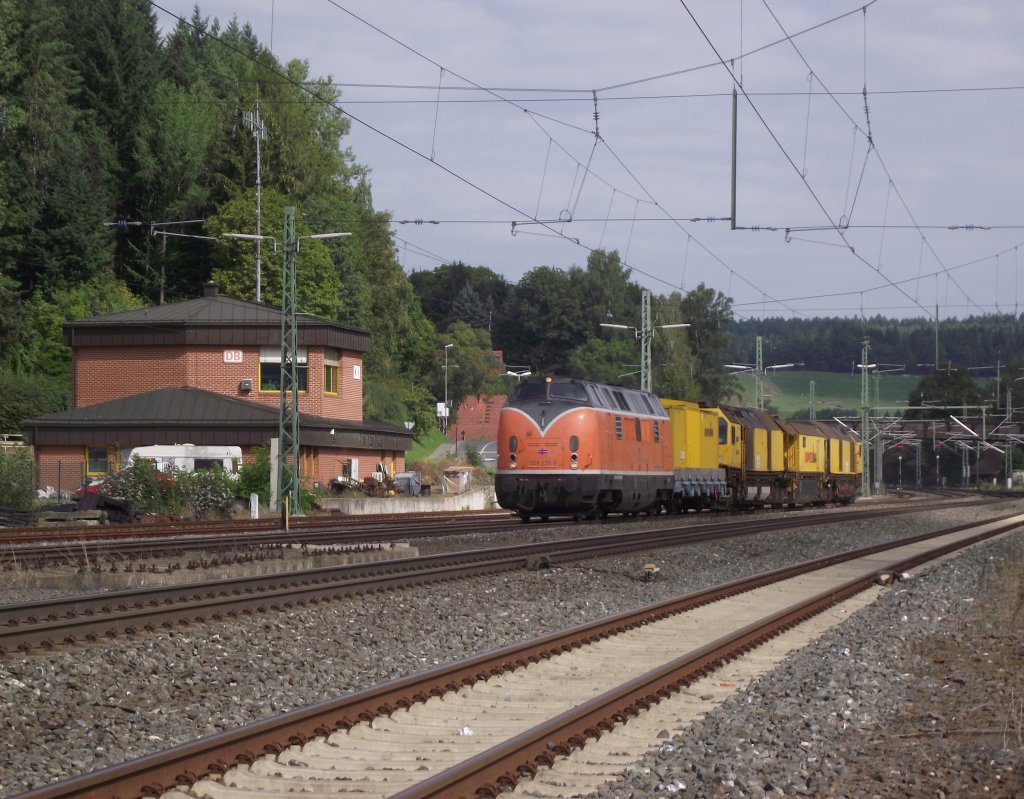 221 135-7 der Bocholter Eisenbahn Gesellschaft zieht am 31. August 2011 einen Schleifzug am Kronacher ESTW vorbei.