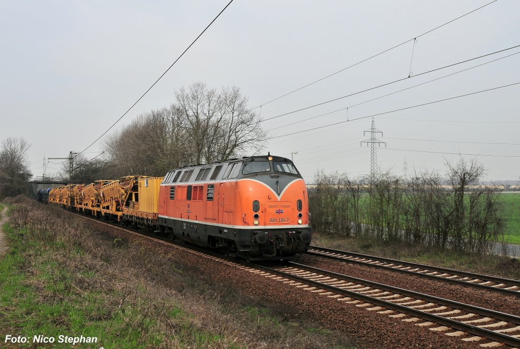 221 135-7 der Bocholter Eisenbahn mit einem langen Bauzug,auf der Fahrt nach Lehrte (Ahlten 08.04.10) 