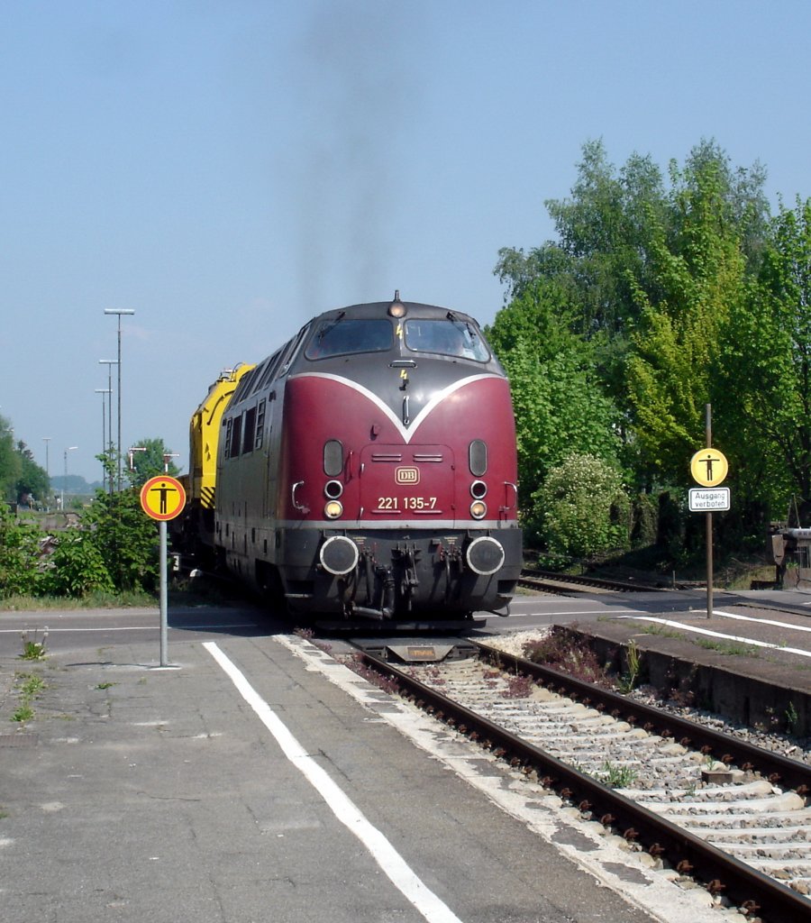221 135-7 fhrt am 28.4.2007 mit ihrem Bauzug in den Bahnhof Vhringen/Iller ein