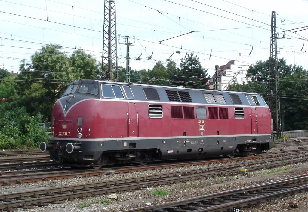 221 135-7 im Ulmer HBF. Unterwegs zum Neu-Ulmer Container Bahnhof,am 27.8.2005