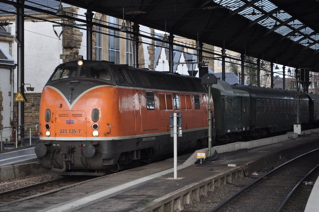 221 135 am 20.11.2010 mit den Wagen des Historischen Schienenverkehrs Wesel im Bahnhof Aachen