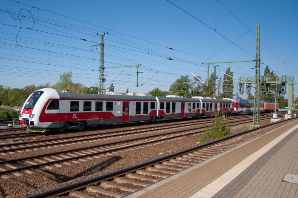 221 135 der Bocholter Eisenbahnen fhrt mit einem Personenwagen und Triebzug 861 006 der ZSSK zur InnoTrans nach Berlin. Dresden-Freiberger Strasse, 14.09.2012