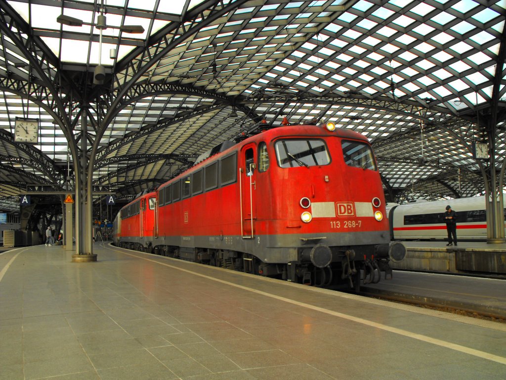 (22.11.2009) eine Aufnahme wie vor 26 jahren. nach dem 113 268 an die 110 506 gesezt wurde verlsst sie hier zu sehen mit dem IC 333 den Klner Hbf.

